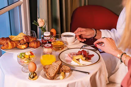 Petit-déjeuner français sur mesure et délicieux