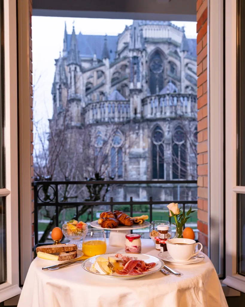 Dégustation d'un petit-déjeuner servi dans l'appartement Chagall avec vue sur la cathédrale