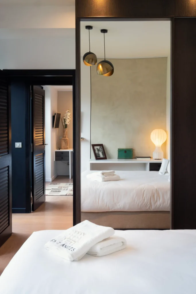 Chambre et miroir de l'appartement simon