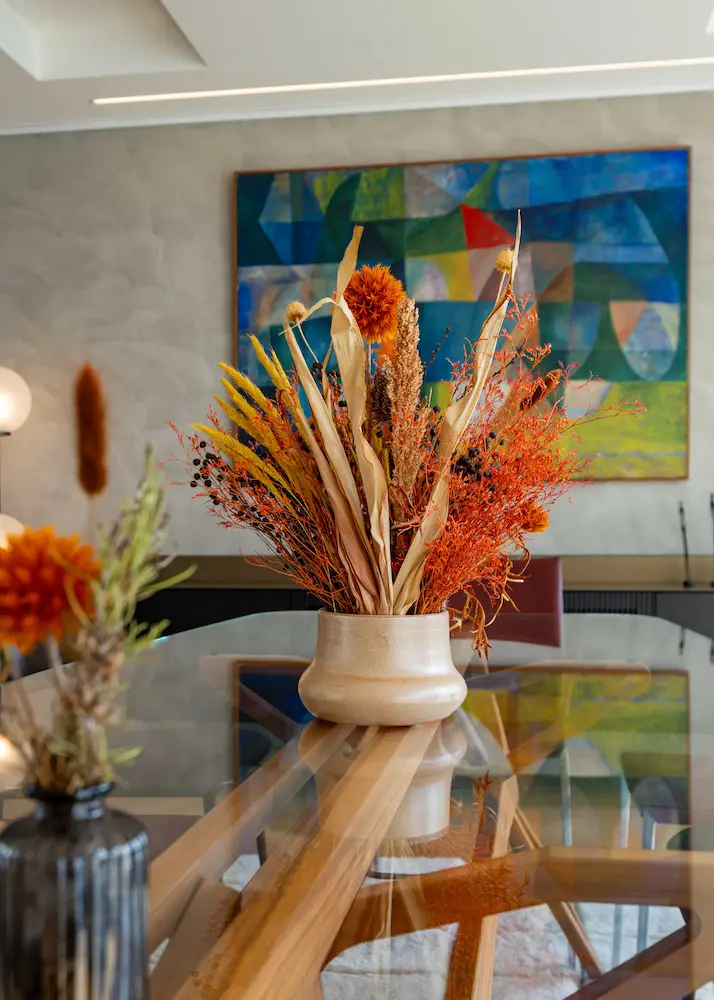 Composition florale sur chemin de table