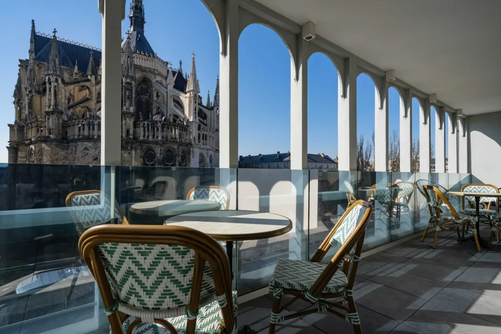 Grande terrasse couverte avec sa vue sur la cathedrale de reims