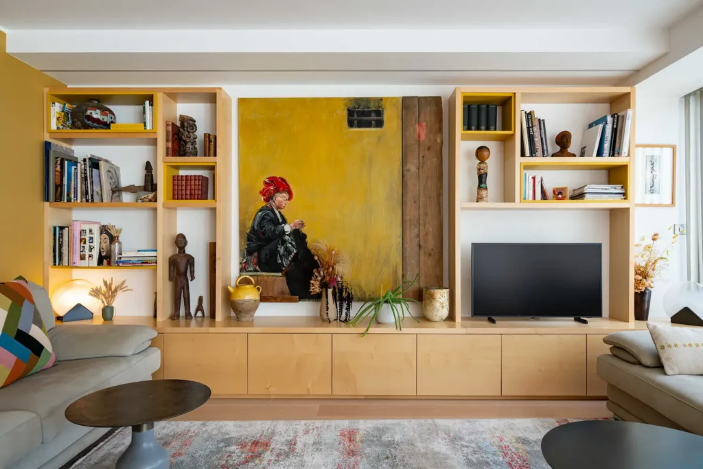 Grand salon lumineux avec télévision de l'appartement Fujita