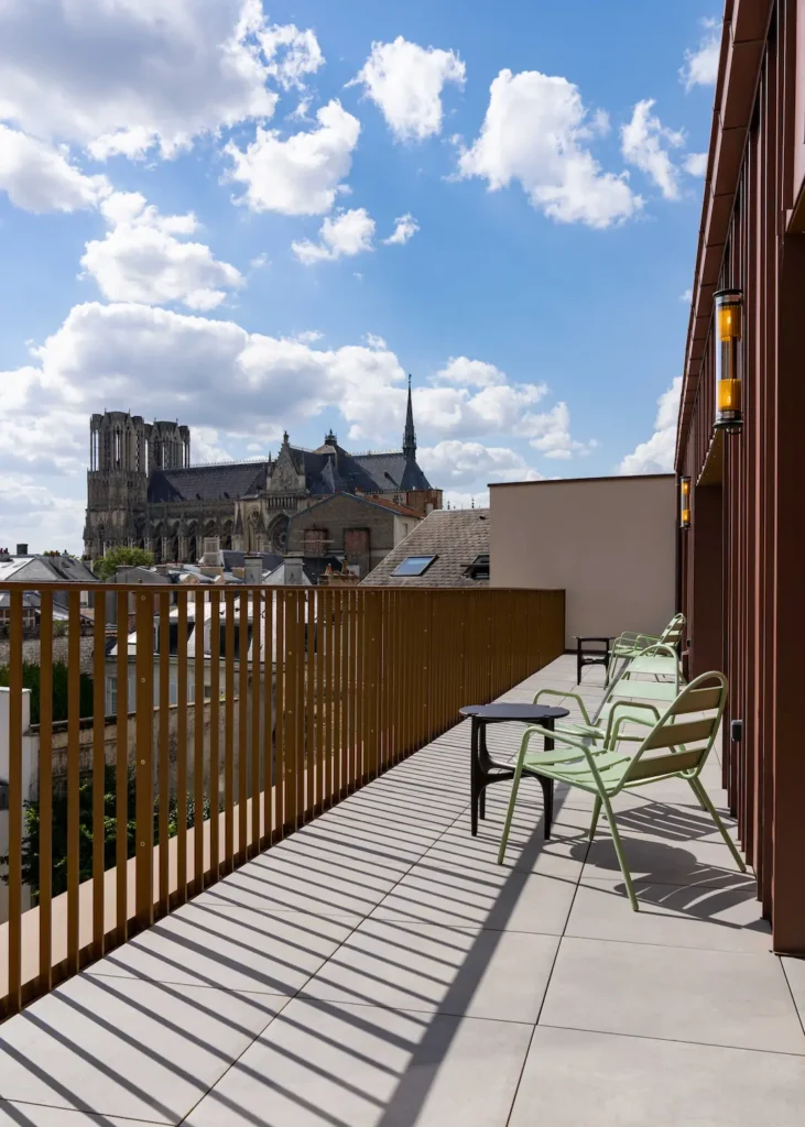 Vue sur la cathédrale de reims depuis la terrasse de 29m2 de Josepha