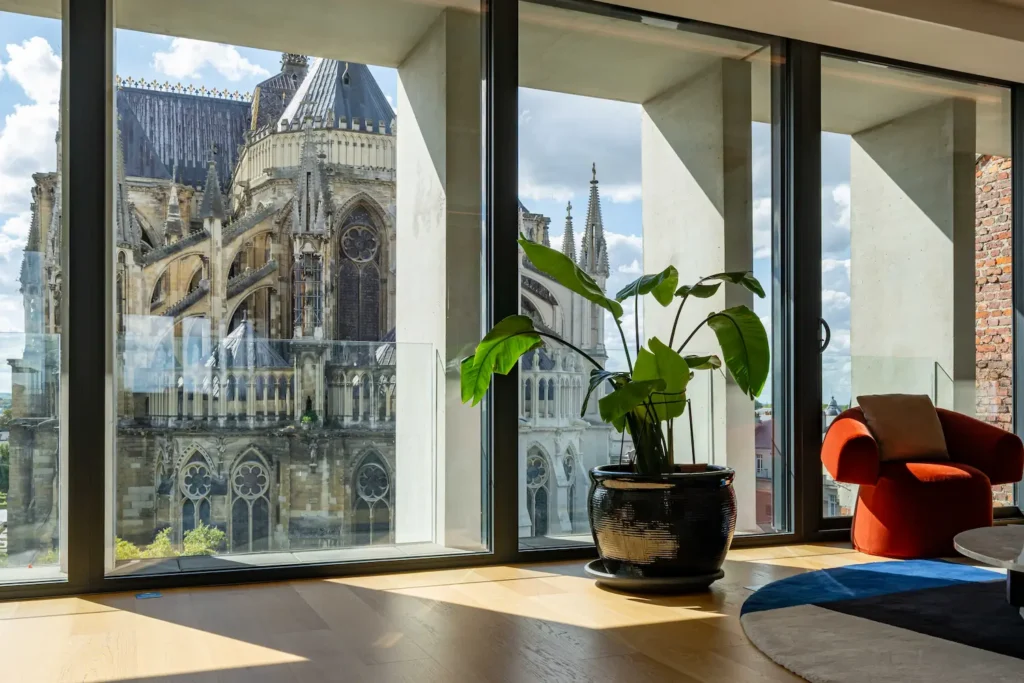 Grande baies vitrées et vue sur la cathédrale de reims