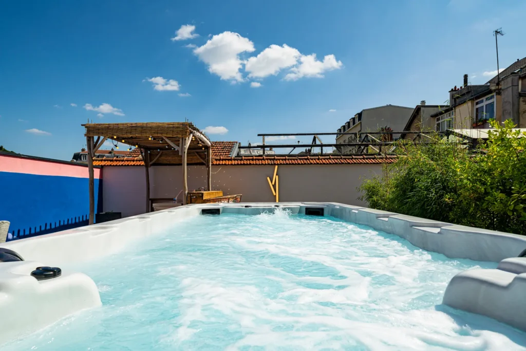Grand jacuzzi spa présent sur la terrasse de 170m² de l'appartement Chagall situé au premier étage des 7 Anges