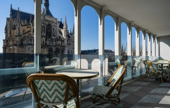 Grande terrasse couverte avec sa vue sur la cathedrale de reims